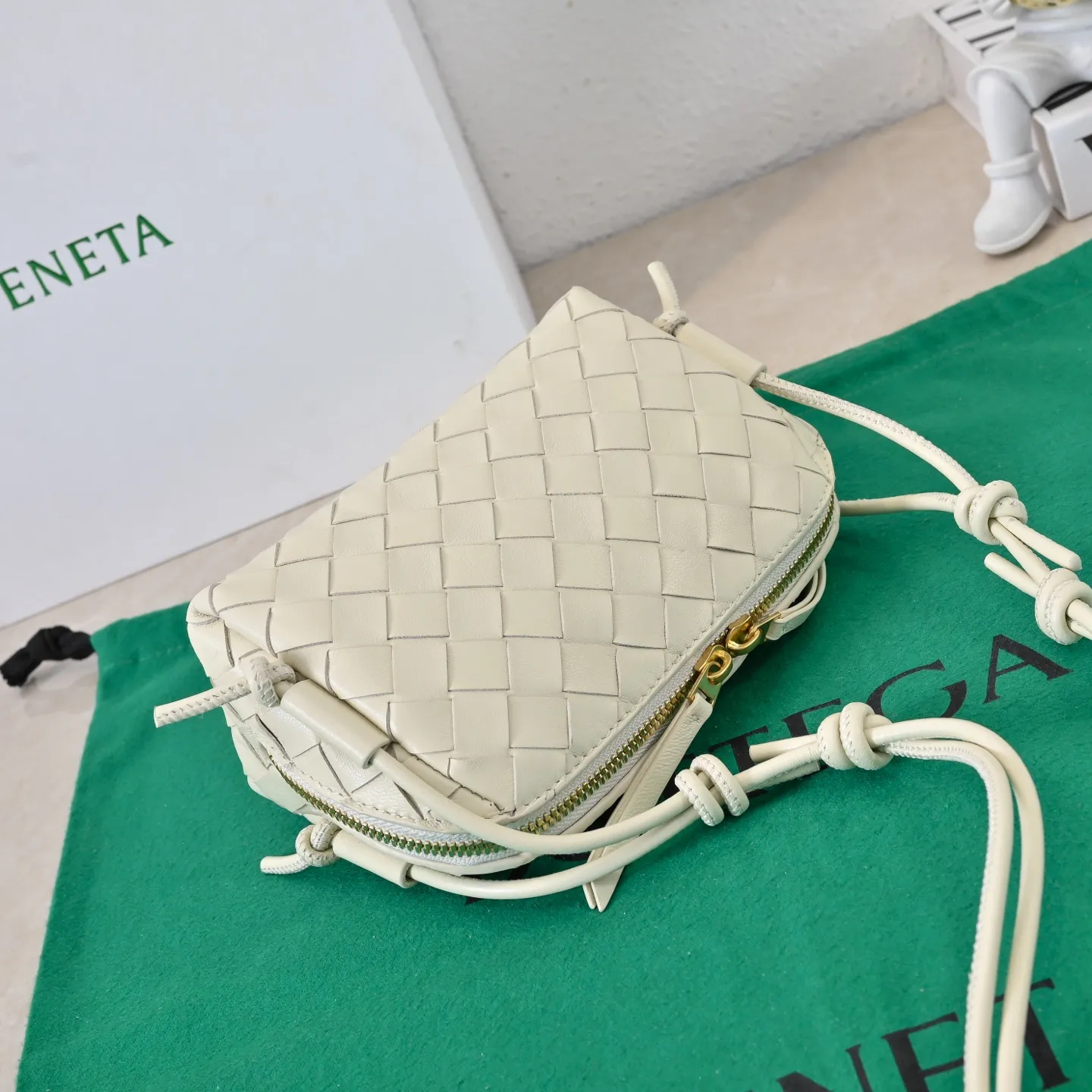 Batch 1260 #Bv The new Concert pouch is the most beautiful and practical mini bag I have ever seen 🎈 The bag body adopts the classic lntrecciato weaving process✅ It is equipped with a leather double-headed zipper, the opening is wide, easy to take and put, the shoulder strap knot can be slid to adjust the length freely, that is, 🉑️crossbody/underarm, and can be used as a clutch bag. Small body, large capacity, so practical! The key is that it is extremely versatile! Come and buy this small, exquisite, beautiful and versatile bag 👍 Model: 4258 Size: 18.5*11.5*8.5